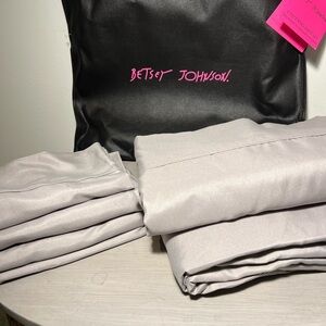 NWT Betsey Johnson Solid Gray 6 Piece Lightweight King Sheets + Storage Clutch